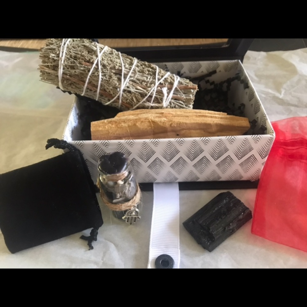 Smudge Box. Sage £ Palo Santo Crystal